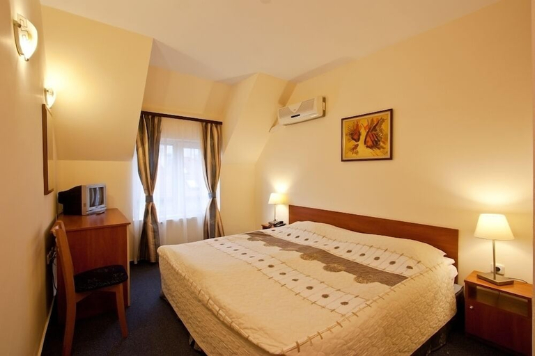 Bedroom 2, Hotel Cheap, Stolichna