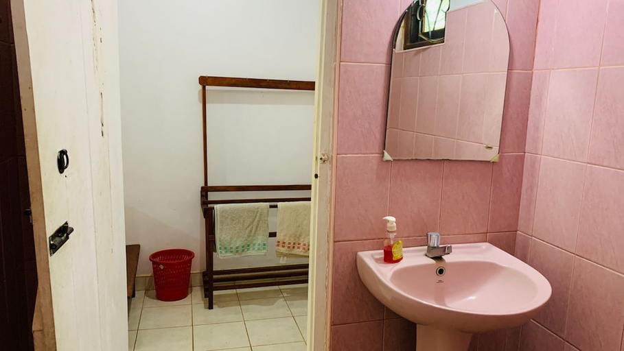 Bathroom 3, Sisira Natural Lodge, Dambulla