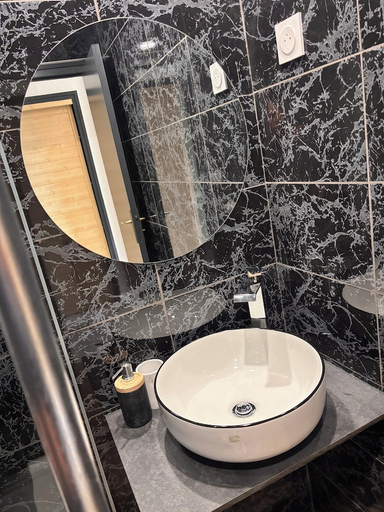 Bathroom 4, Hotel Le Gambetta, Dordogne