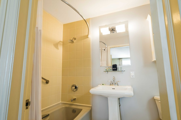 Bathroom 4, The Halliburton, Halifax