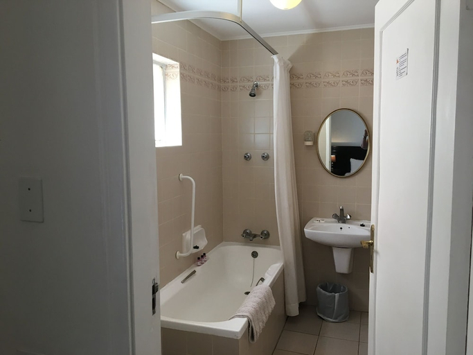 Bathroom 3, Savoy Hotel Kimberley, Frances Baard