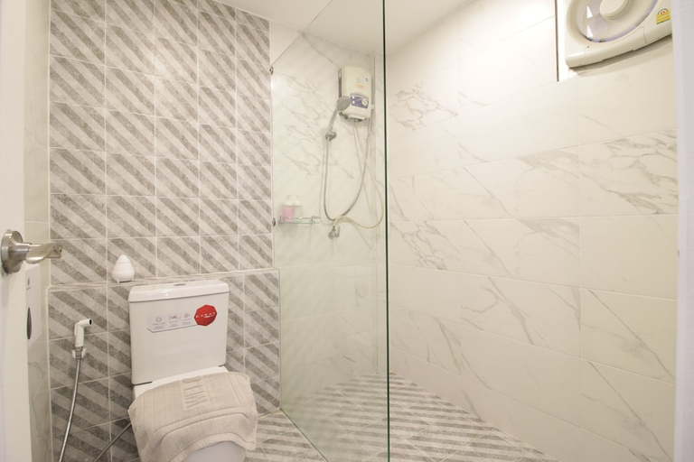 Bathroom 4, Tawaen Beach Resort, Pattaya