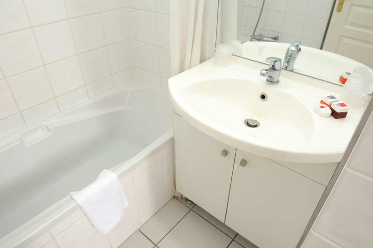 Bathroom 4, Sejours & Affaires Clermont Park Republique, Puy-de-Dôme
