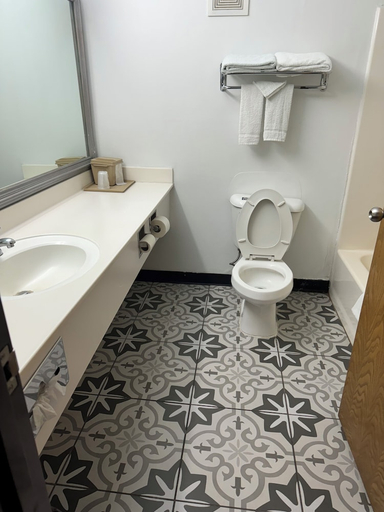 Bathroom, Comfort Inn Midwestern Square, Garfield