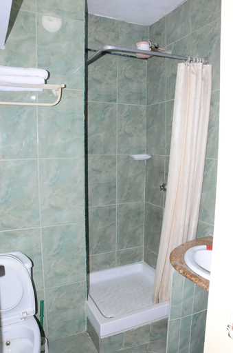 Bathroom 4, Sandton Palace Hotel, Starehe