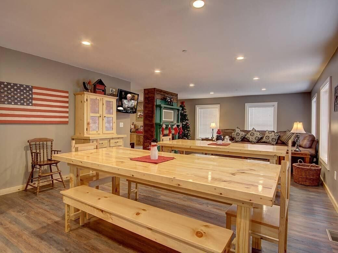 Dining 5, A Family Tradition, Sevier