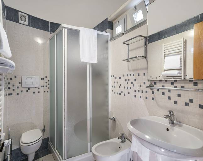 Bathroom, Continental Resort, Pisa