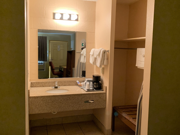 Bathroom 4, Executive Inn, Ford