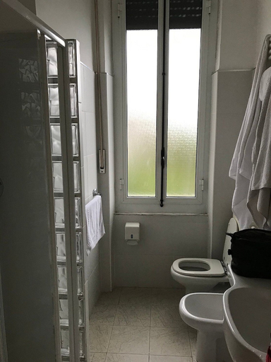 Bathroom 5, Hotel Belvedere, La Spezia