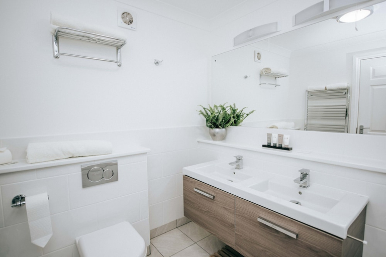 Bathroom 4, Flackley Ash Hotel Restaurant Spa, East Sussex