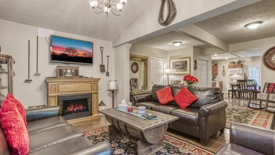 Living area 2, The Farmhouse, Sevier