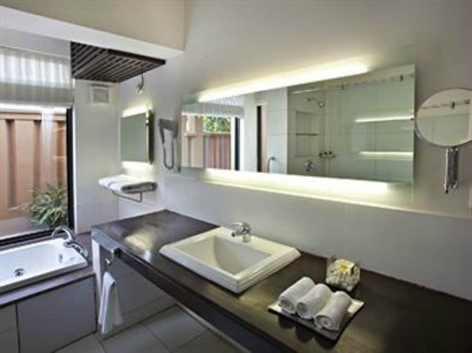 Bathroom, Lemon Tree Hotel Tarudhan Valley, Mewat