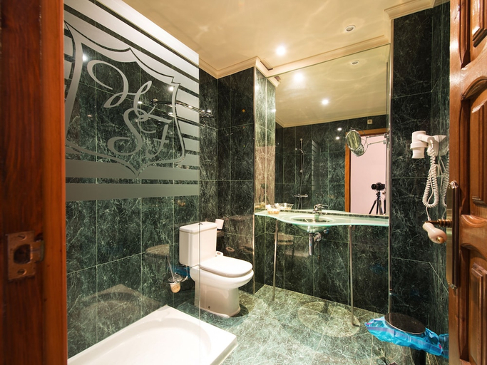 Bathroom 5, Hostal San Francisco, Badajoz