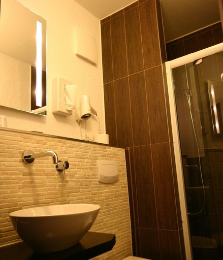 Bathroom 5, Hotel Augsburg Langemarck, Augsburg