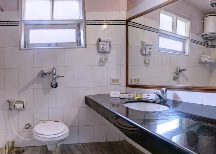 Bathroom 3, Summit Le Royale Hotel, Shimla