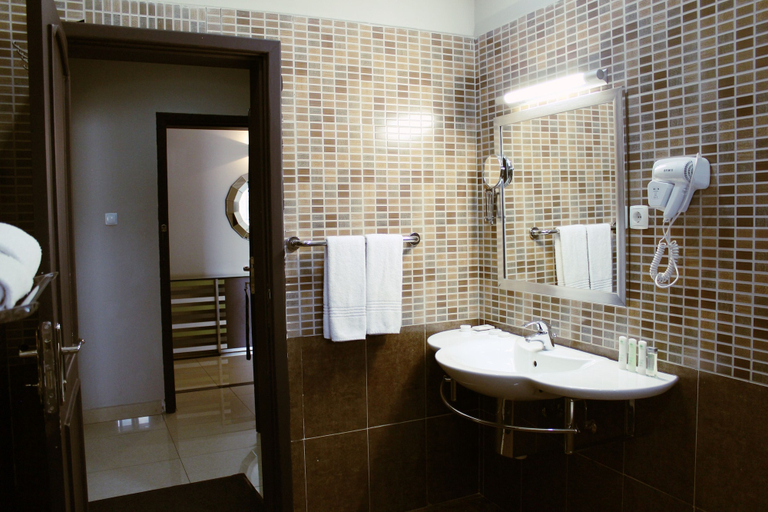 Bathroom 3, Residential Primavera, Nampula