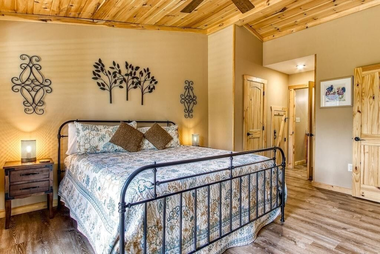 Room 4, Sunrise Chalet, Sevier