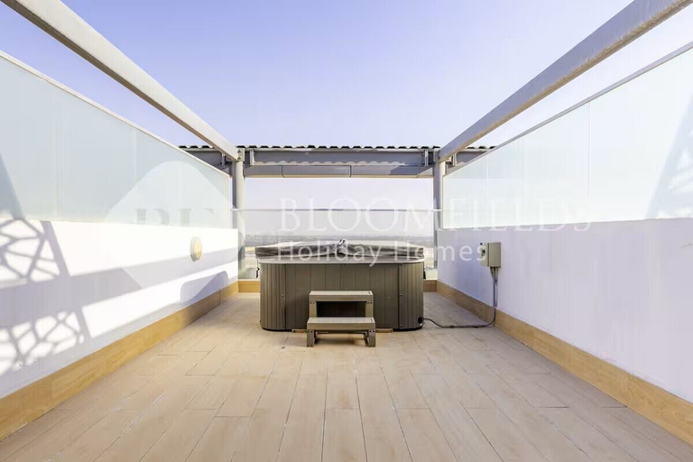 Outdoor spa tub, Bloomfields 2br Duplex in Oasis 1, Abu Dhabi City