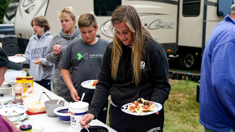 Outdoor dining 5, Kenanna RV Resort, Pacific