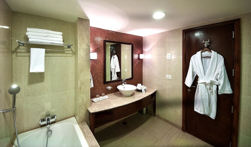 Bathroom 5, Golden Plaza Hotel, Panchkula