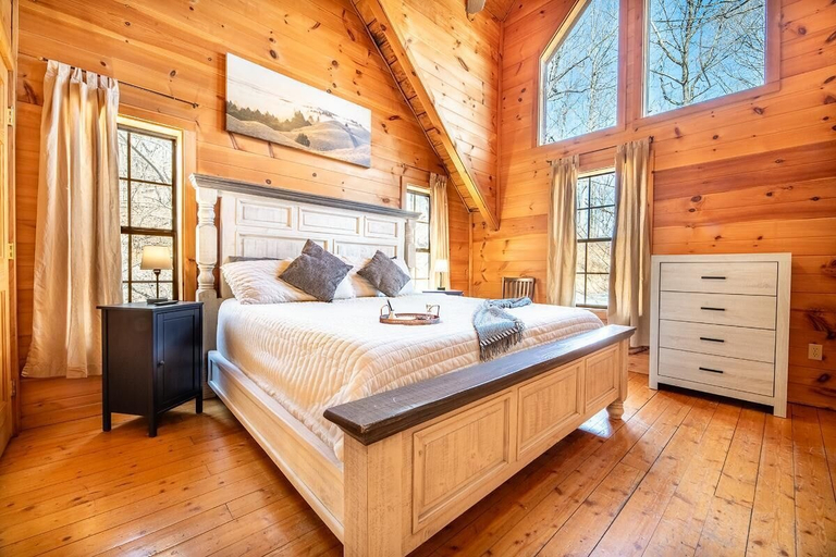 Room 2, Smoky Summit Stays, Sevier