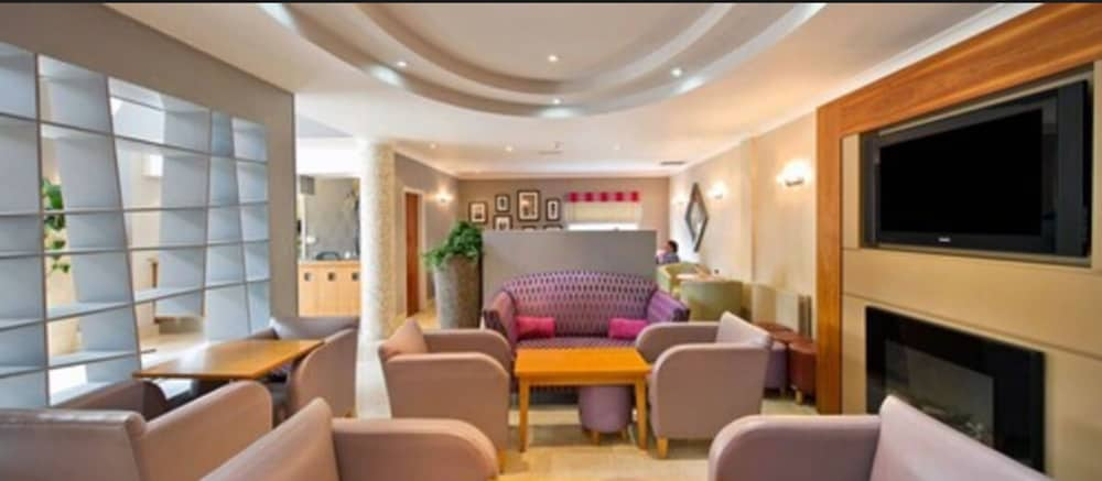 Others 3, Wilton Hotel Bray