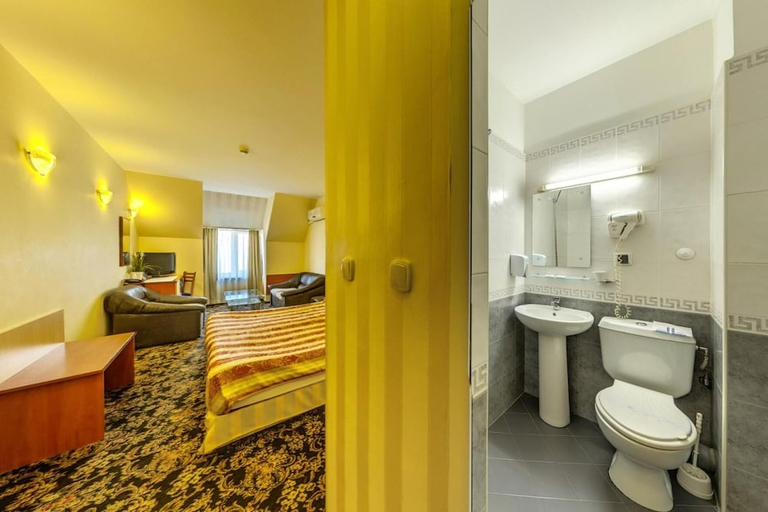 Bathroom 3, Hotel Cheap, Stolichna