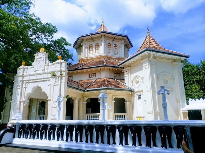 Exterior & Views