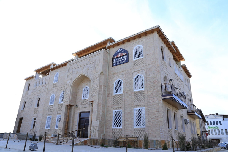 Exterior & Views