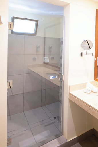 Bathroom 5, El Pueblo Resort & Convention Center, Lima