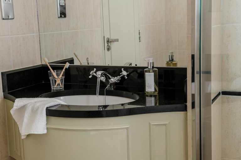Bathroom 4, Thorpe Park Hotel And Spa, Leeds
