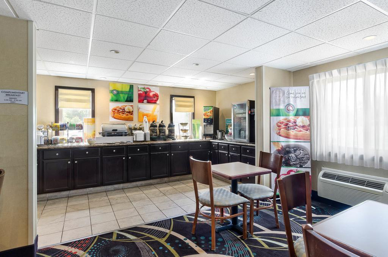 Food & Drinks 5, Residences at Solomon Pond, Middlesex
