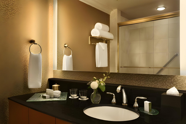Bathroom 4, Hotel Le Soleil by Executive Hotels, Greater Vancouver