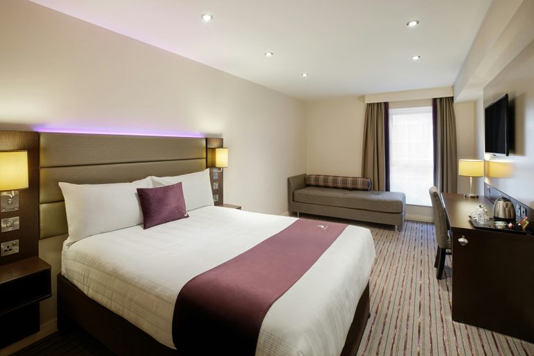 Bedroom 2, Premier Inn Redditch North A441, Worcestershire