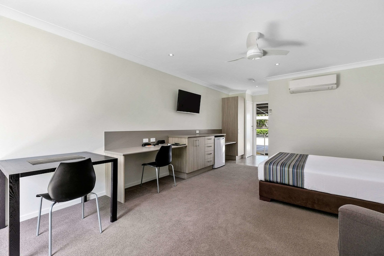 Bedroom 2, Hotel Beachside, Mackay - Pt A