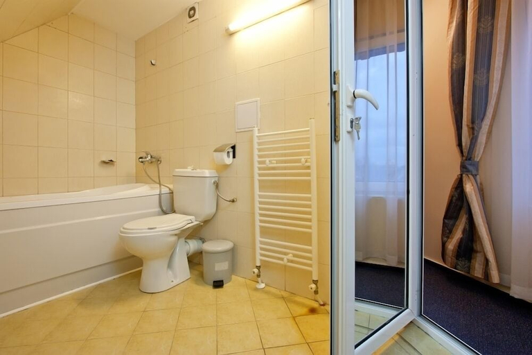 Bathroom 3, Hotel Cheap, Stolichna