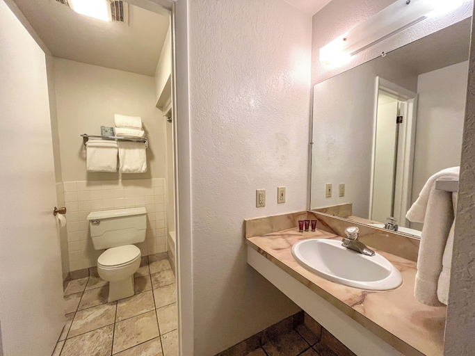 Bathroom 3, Bryce Canyon Pines, Garfield