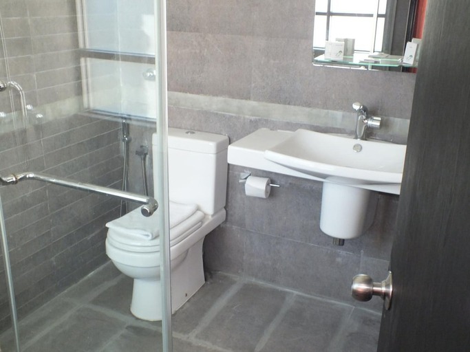 Bathroom 3, Cottage 42, Nuwara Eliya