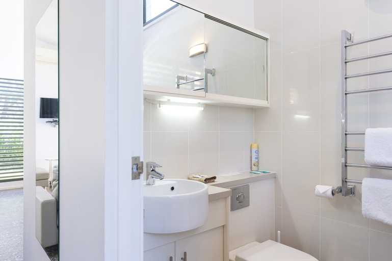 Bathroom 3, BY THE BEACH B&B AND APARTMENTS, Shoalhaven - Pt B