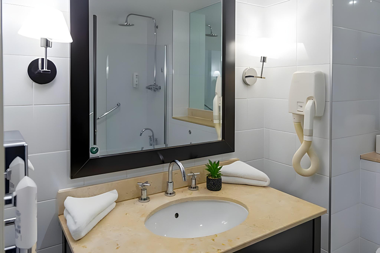 Bathroom 4, Shamrock Lodge Hotel