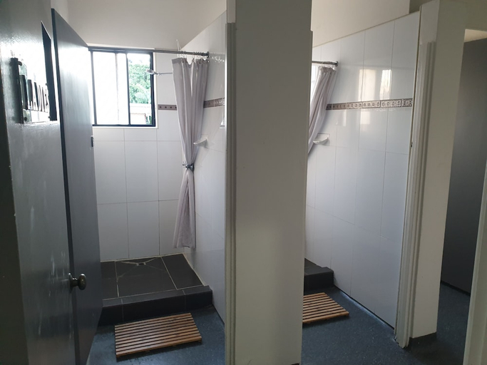 Bathroom 4, Kingsford Riverside Inn, Hamilton