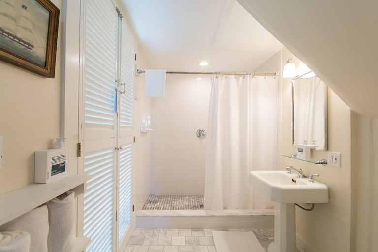 Bathroom 4, Marshall Slocum Inn, Newport