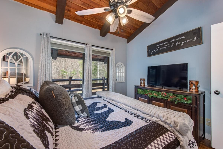 Room 2, Bear Summitt Retreat, Sevier