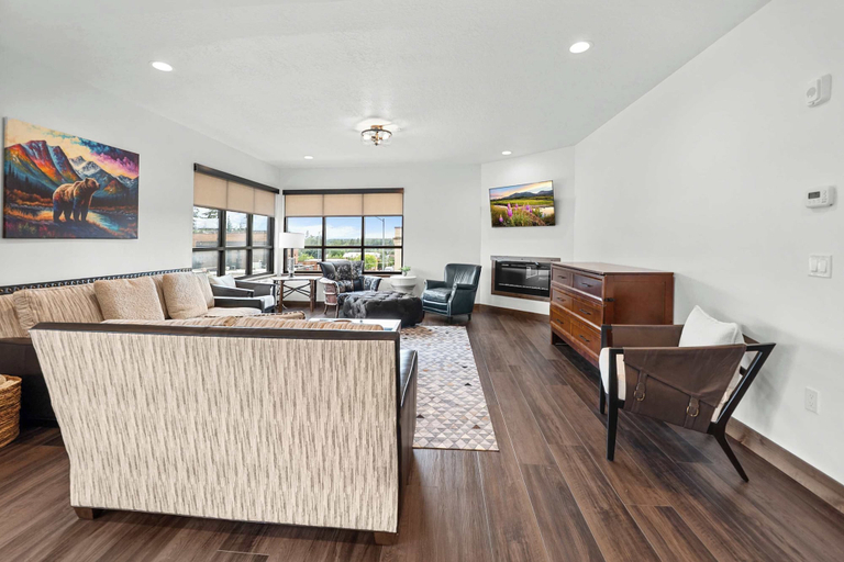 Others 5, Downtown Penthouse Condo For 4!, Flathead