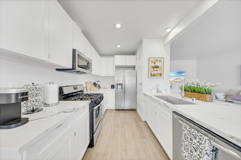 Private kitchen 3, OneLuxStay Coastal 2BR Near Beach, Los Angeles