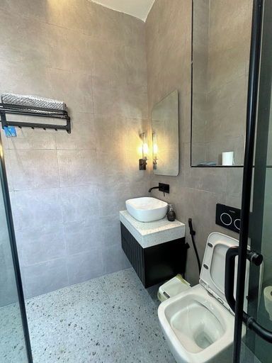 Bathroom 2, Clover Apartment and Suites, AbujaMun