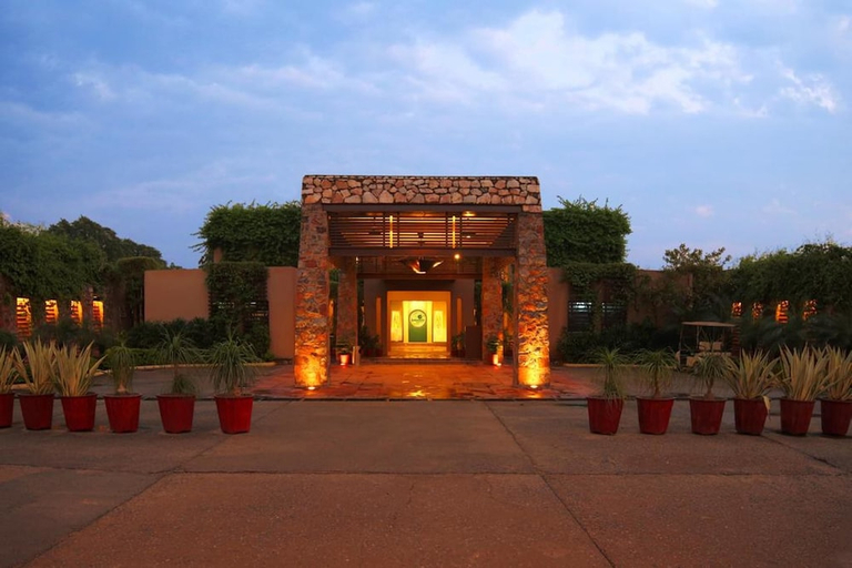 Exterior & Views