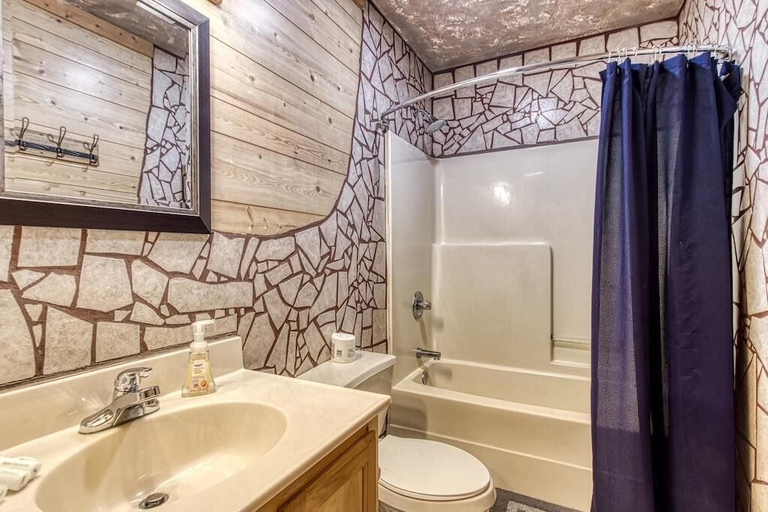 Bathroom 3, Cozy Bear Lodge, Sevier