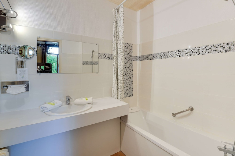 Bathroom 4, Hotel Notre Dame, Nord