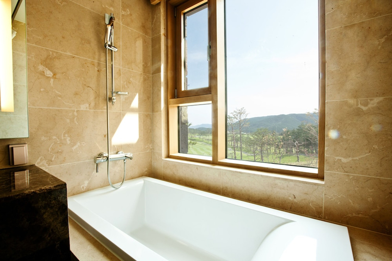 Bathroom 3, Sono Del Pino, Goseong
